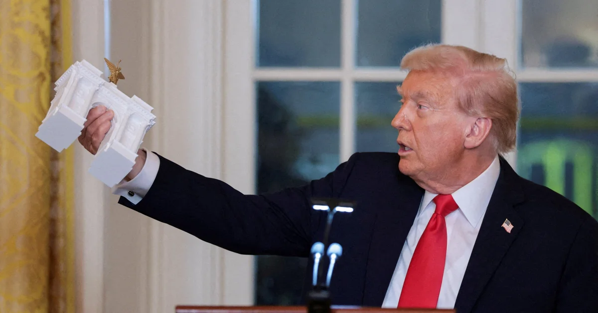 Tramp Müstəqillik Tağının modelini nümayiş etdirdi