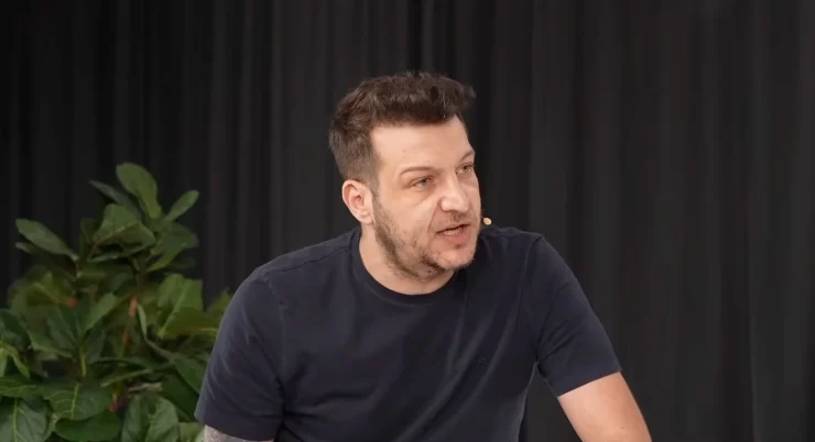 Keçmiş futbolçu Batuhan Karadenizə qırmızı bülleten