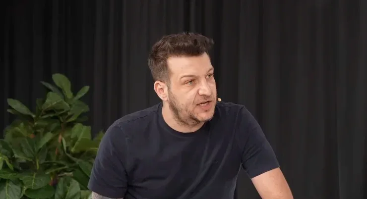 Keçmiş futbolçu Batuhan Karadenizə qırmızı bülleten