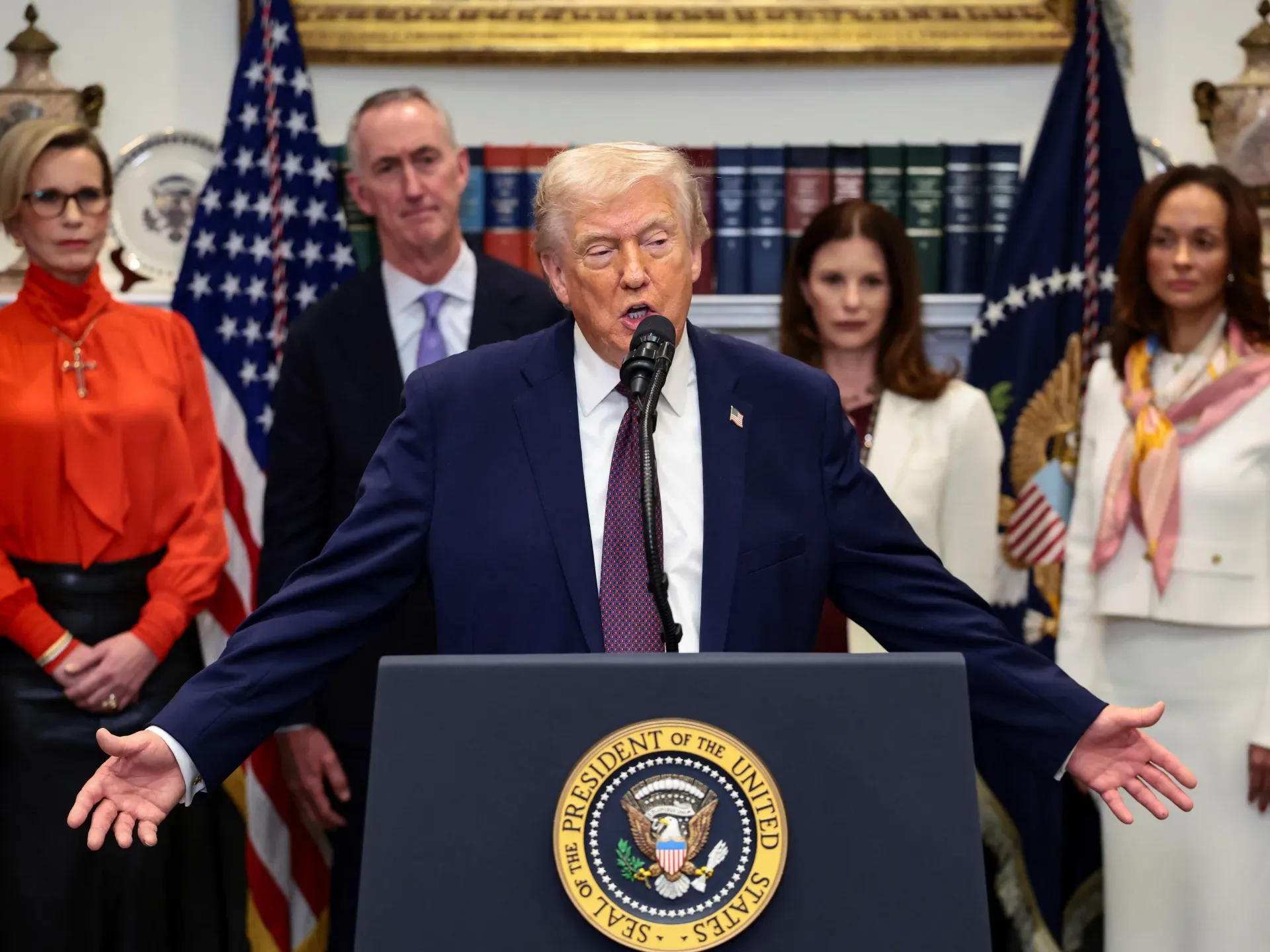 Tramp dərman qiymətlərini endirmək üçün dərman şirkətləri ilə razılaşdı