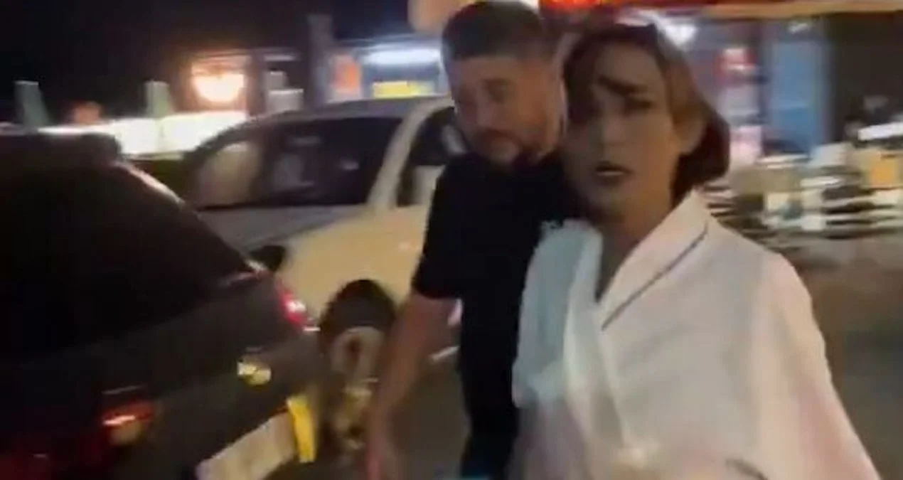 Yıldız Tilbe bornozda sükan arxasında