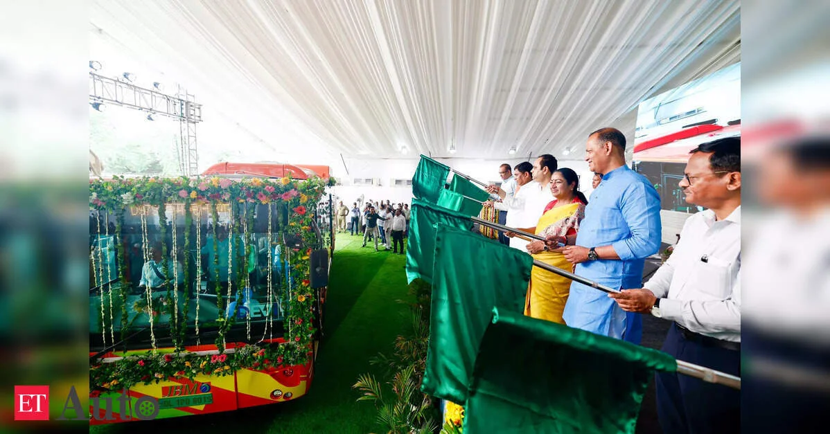 Dehli: Rekha Gupta çirklənməyə qarşı 105 elektrik avtobusu təqdim etdi