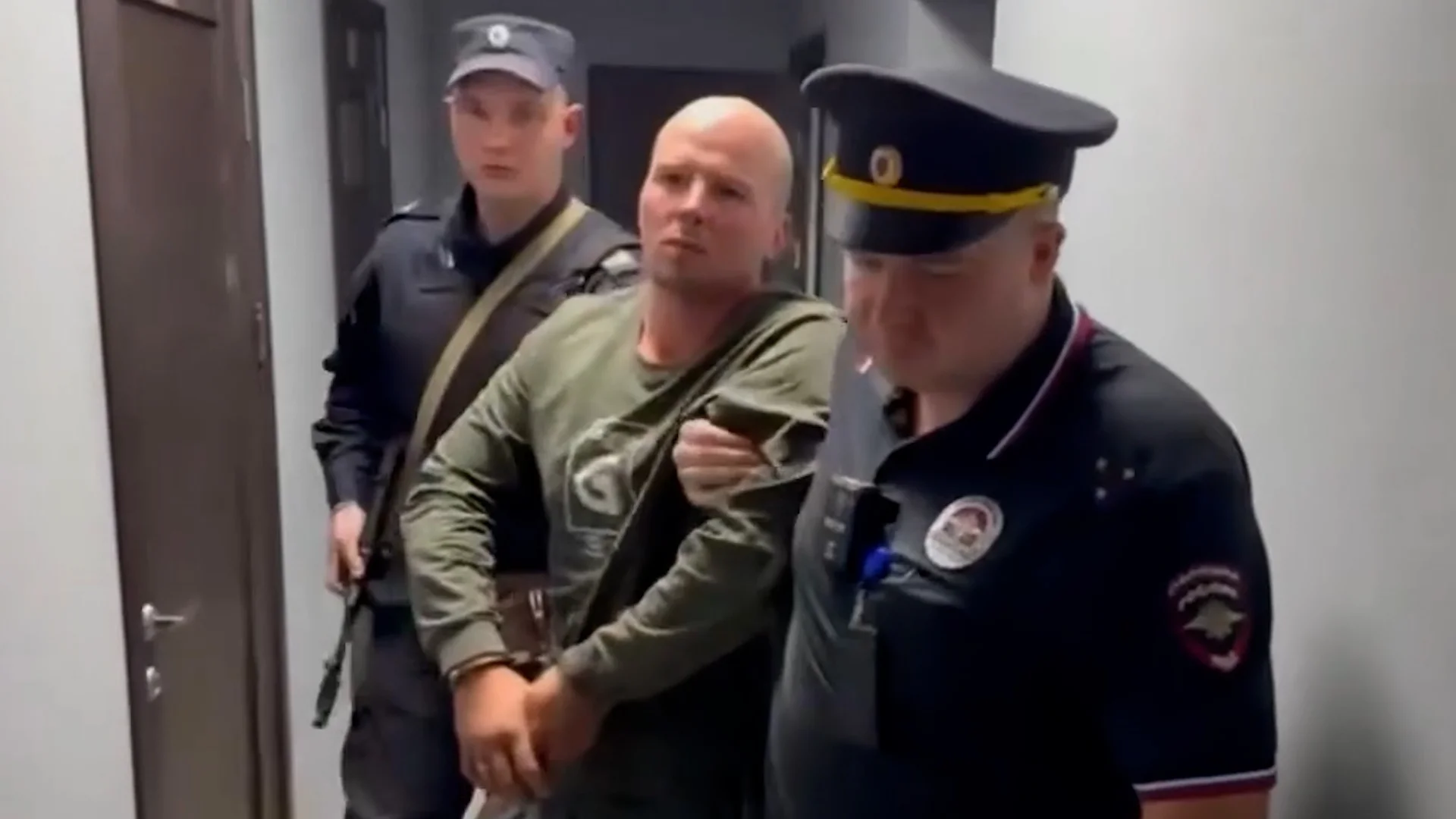 Əfqan uşağı şiddətlə yerə çırpan kişi tutuldu
