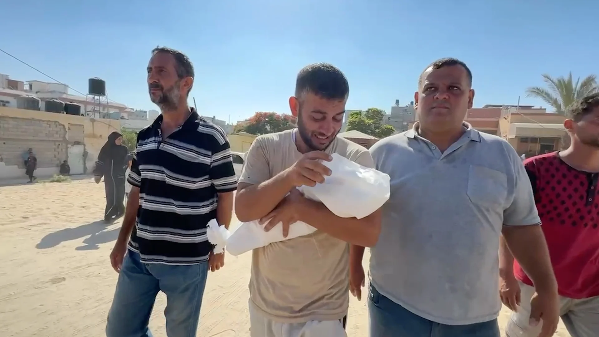 Qəzzada körpələr aclıqdan ölür ABŞ yeni vəsait təsdiqləyir