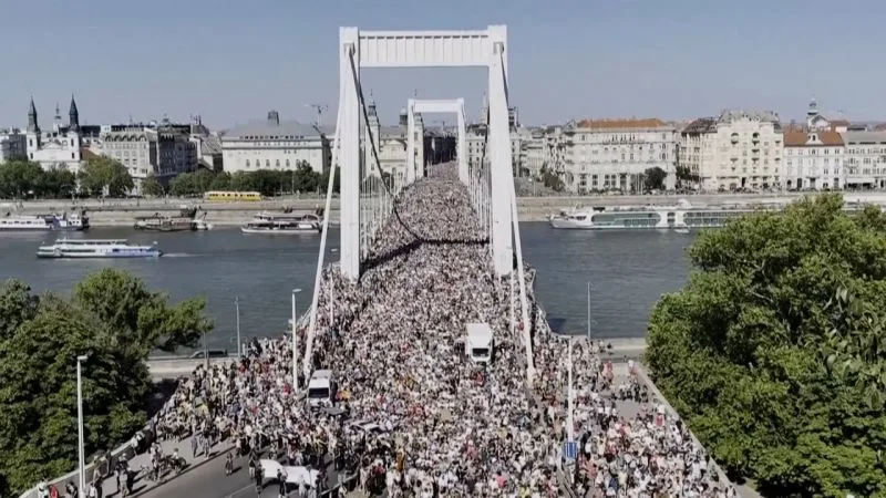 Türkiyə polisi İstanbulda qadağan olunmuş Fəxarət yürüşündə onlarla şəxsi saxlayıb millət vəkili açıqlayıb
