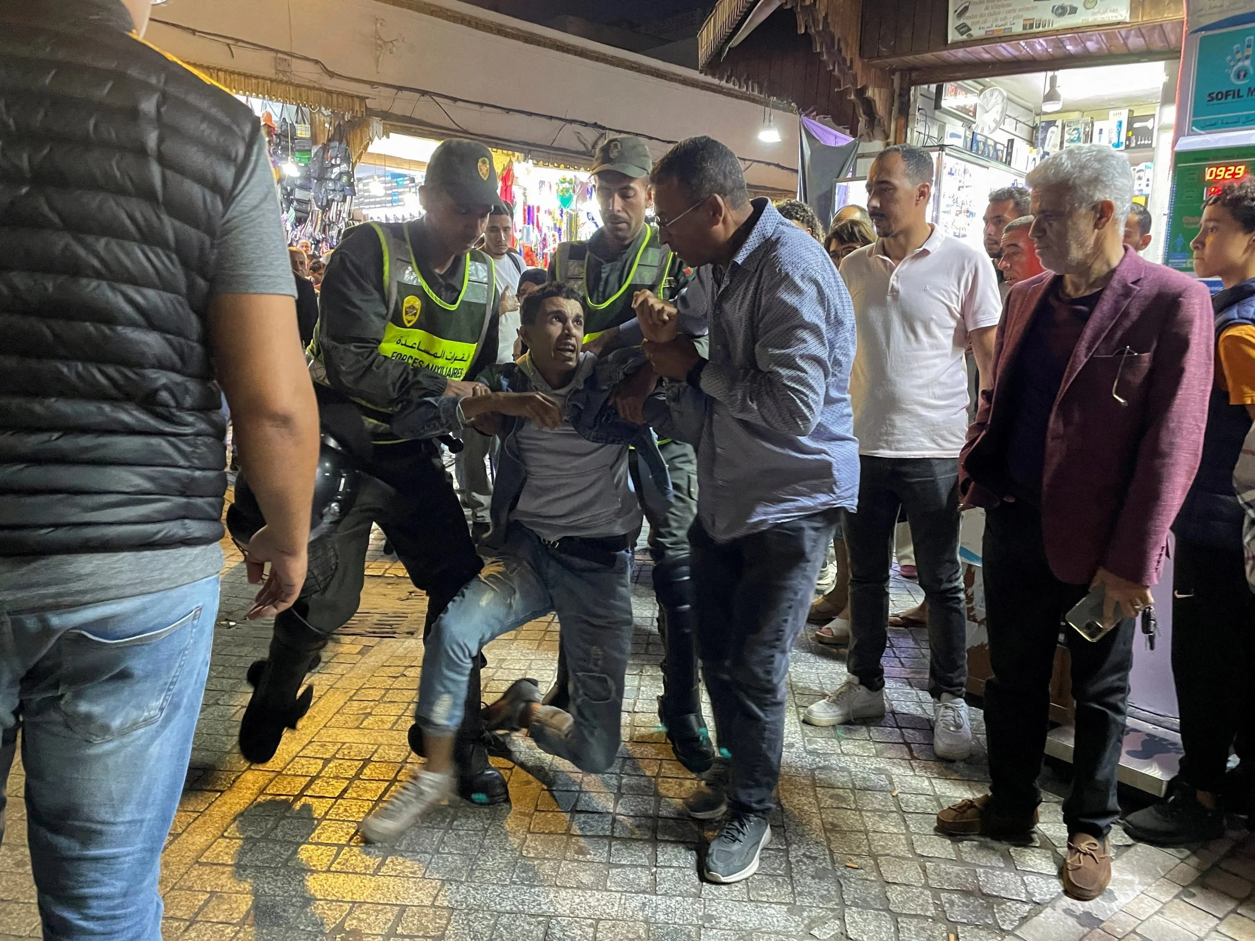 Fas etirazları qana boyandı: Polis avtomobili nümayişçiləri qəsdən əzdi