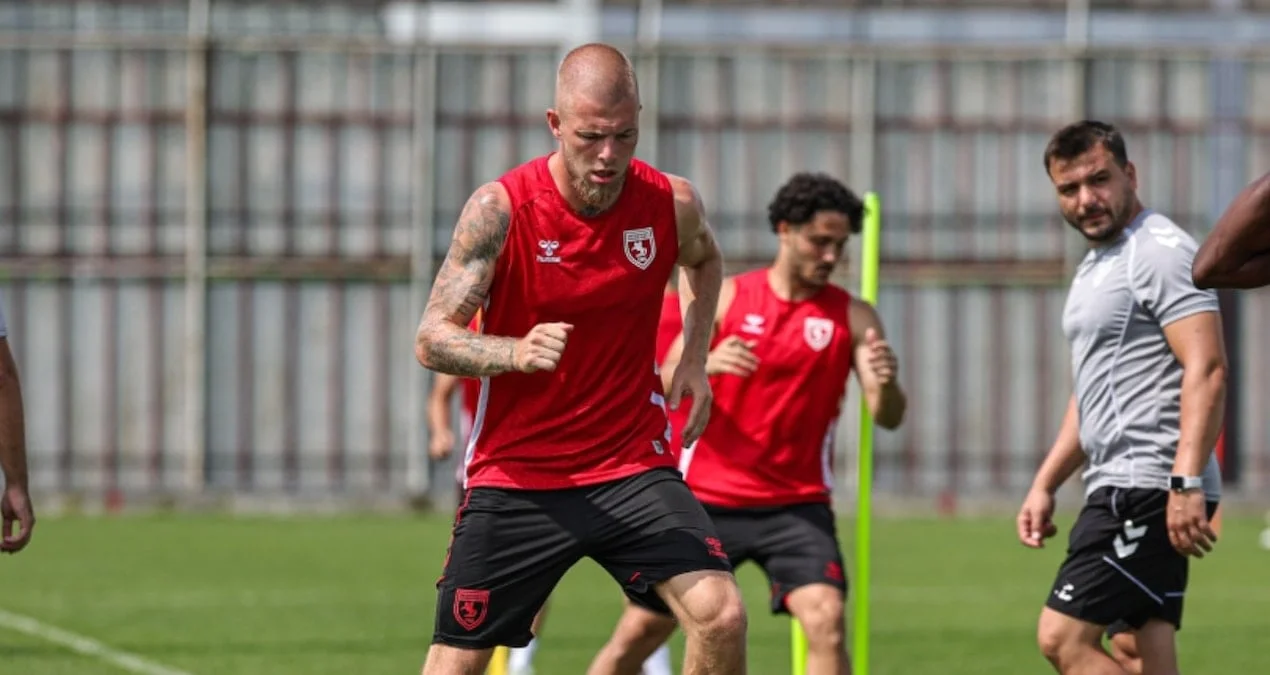 Rick van Drongelen üç illiyə imza atdı