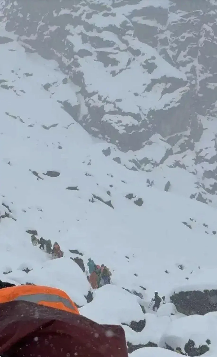 Everestdə faciə: Minə yaxın insan qar fırtınasının girovu oldu
