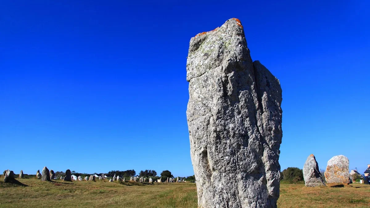 Həvəskar arxeoloqlar 12 min illik abidənin üzərində qədim qəbiristanlıq aşkar etdi