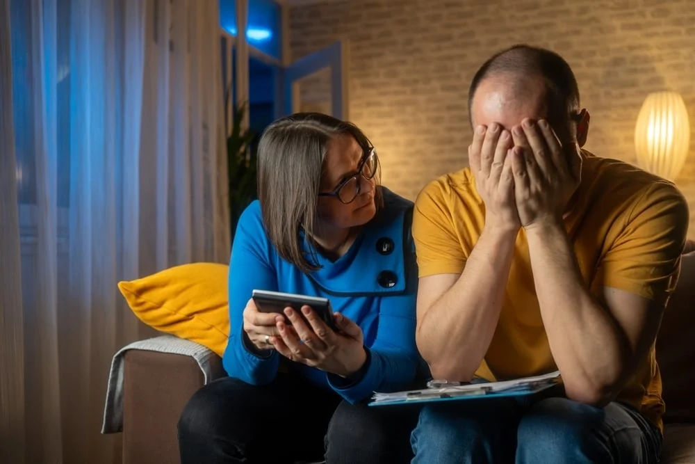 Kasıb bildiyi varlı qohuma maaşı ilə öyünən arvadı əri biabır etdi