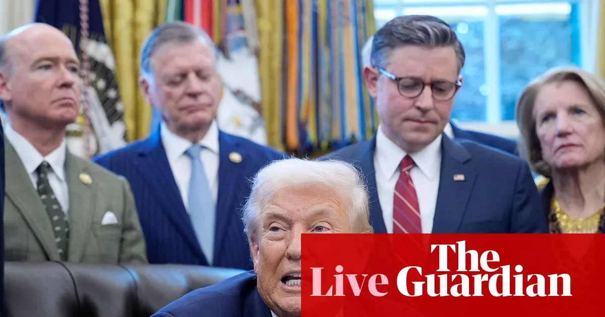 Tramp Epstein dosyesini geridə qoymağa çağırır