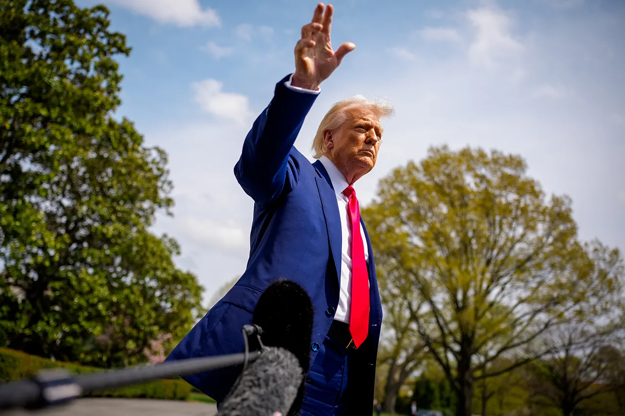 Trump jurnalistlə tariflər mövzusunda söz atışdı, "dəli" dedi