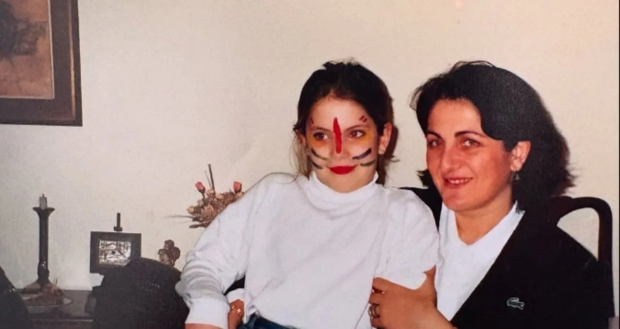 Məşhur aktyor uşaqlıq fotosu ilə anasına söz atdı