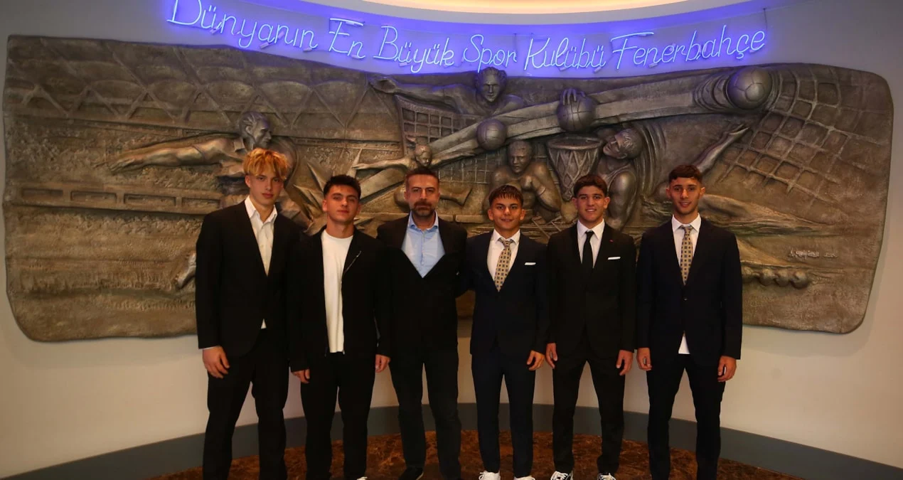 Fənərbaxça 5 gənc futbolçu ilə müqavilə bağladı