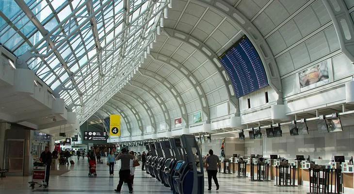 TƏCİLİ! AEROPORTDA BOMBA ÇAXNAŞMASI: UÇUŞLAR DAYANDIRILDI