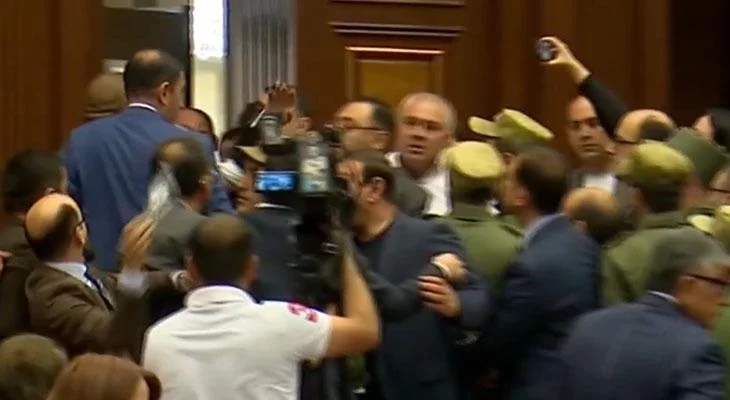 Ermənistan Parlamentində dava: İqtidar və müxalifət əlbəyaxa oldu