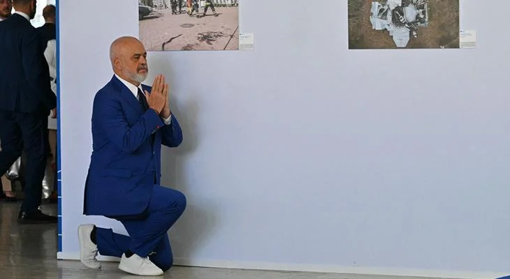 Romada yenə eyni səhnə: Albaniya Baş naziri Rama Meloninin qarşısında ikinci dəfə boyun əydi