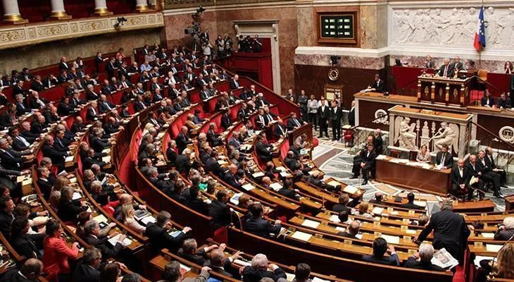 Fransada qalmaqal: 3 deputat mandatdan məhrum edildi