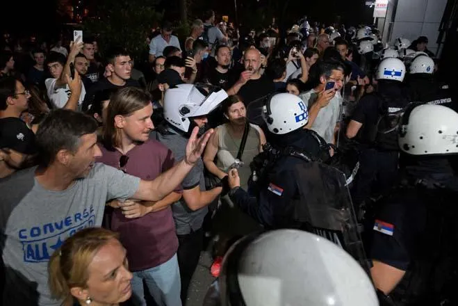 Sırbıstan: Küçələr qarşıdurma meydanı!