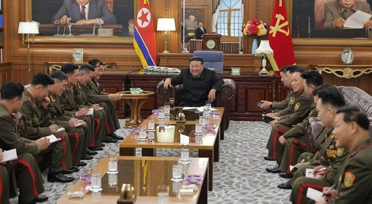 Kim Şimali Koreyaya Qayıdan Komandanları Qəbul Etdi