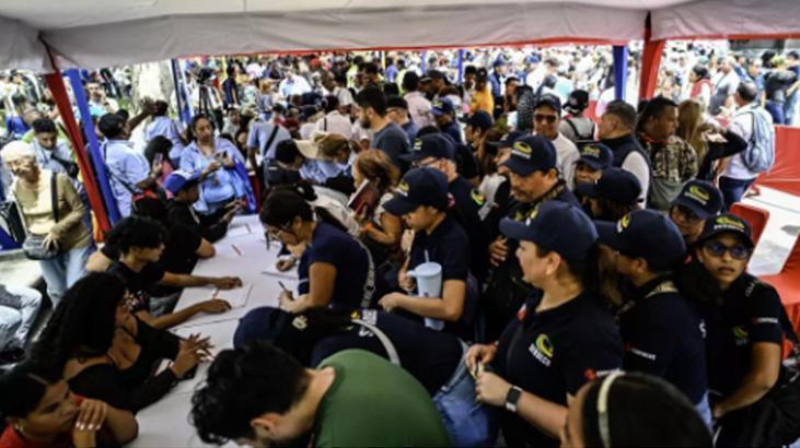 Təcili: Venesuelada məmurlar və evdar qadınlar ABŞ təhdidinə qarşı milisə qatılır