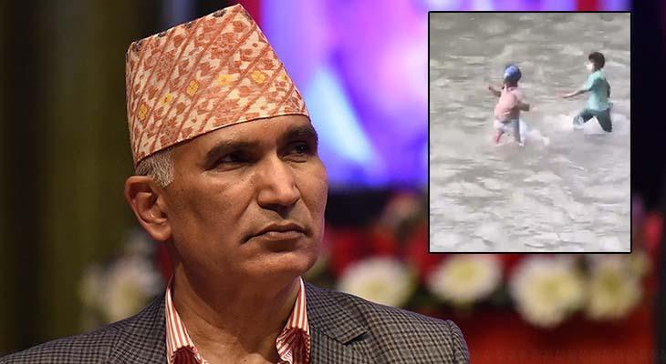 Nepalda etirazçılar iqtisadiyyat nazirini sürükləyib çaya qovdu