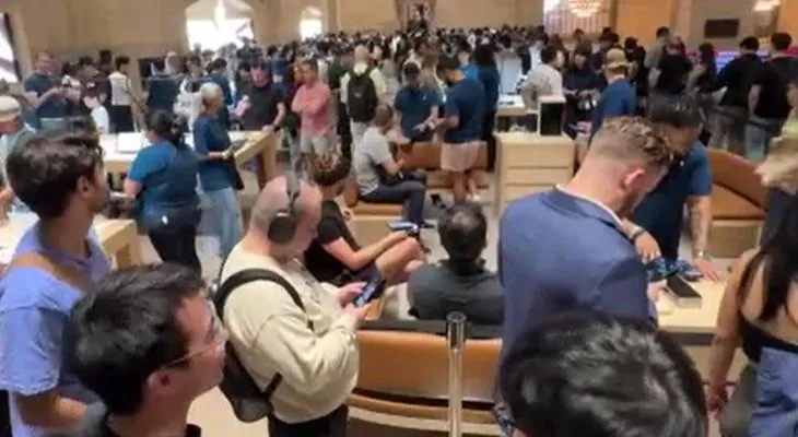 iPhone 17 həyəcanı: Mağazalarda izdiham, uzun növbələr