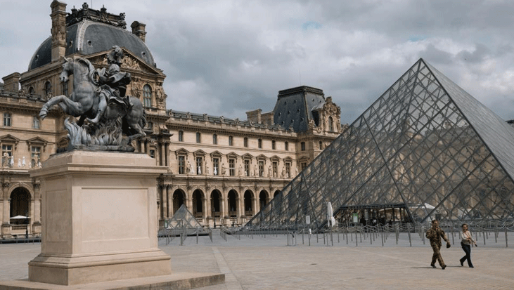 Luvrda Şok Oğurluq: 9 Zinət Əşyası İtkin Düşdü