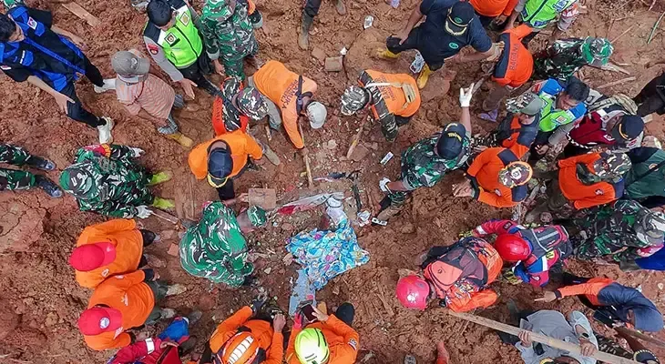 İndoneziyada sürüşmə faciəsi: Evlər basdırıldı, ölənlər var