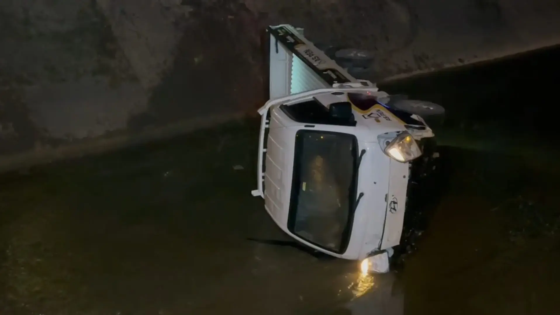 Suvarma kanalına aşan pikapın sərxoş sürücüsü yaralanıb