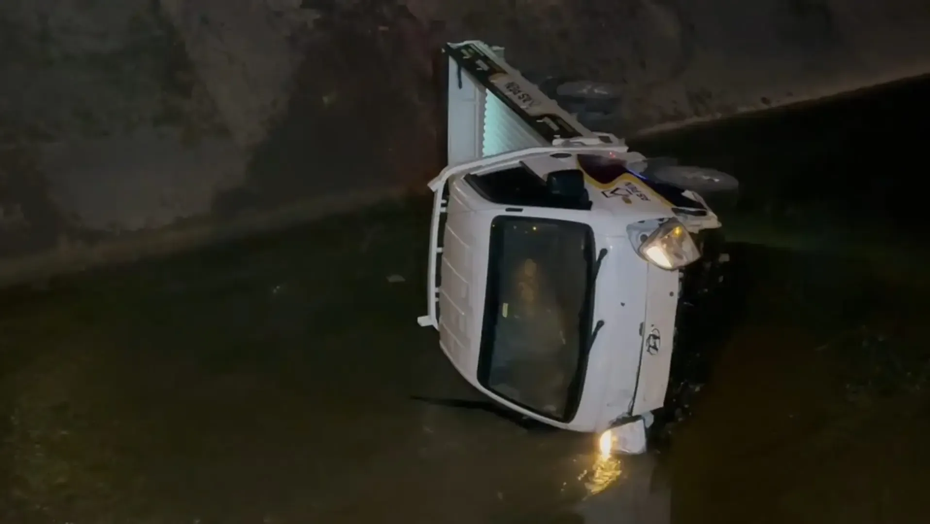 Suvarma kanalına aşan pikapın sərxoş sürücüsü yaralanıb