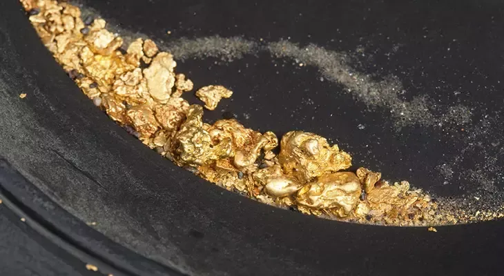 Qayalardan misli görünməmiş keyfiyyətdə qızıl fışqırdı