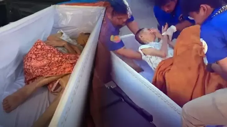 Ölü elan edilən qadın tabutda dirildi