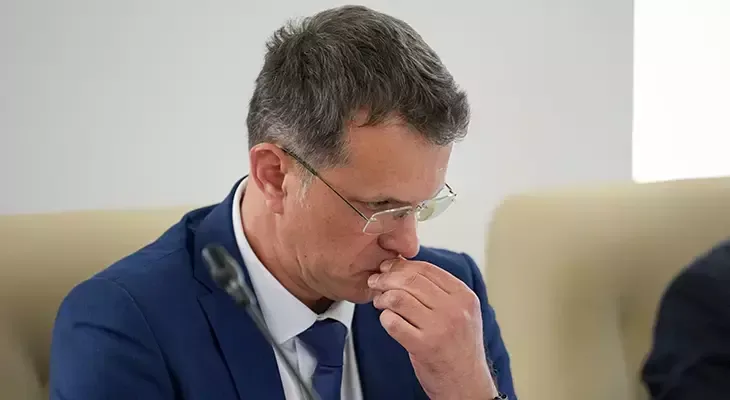 Rumıniyada böyük qalmaqal: Müdafiə nazirinin CV-si saxta çıxdı