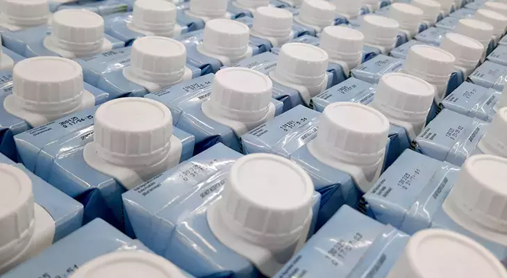 Rəflərdən yüzlərlə qutu süd yığışdırılır: Təcili məhv əmri