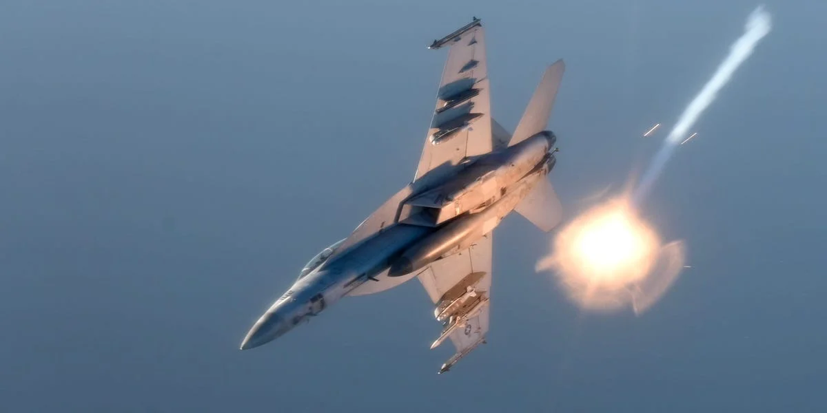 Hərbi gəmi ABŞ qırıcılarına atəş açdı