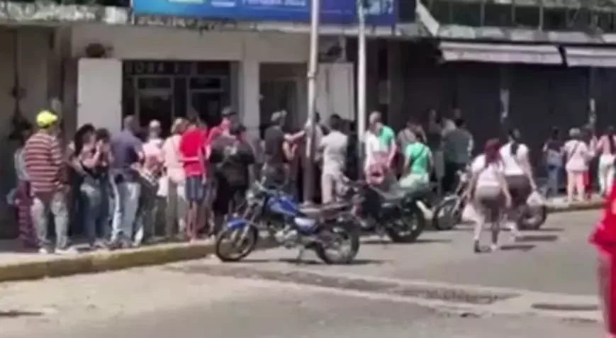 Venesuelada ABŞ zərbələri sonrası təşviş: Marketlərə kütləvi axın