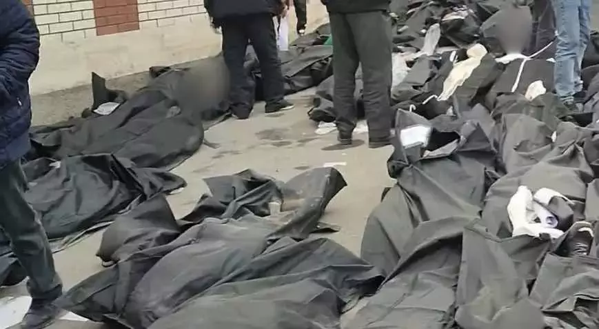 İranda şok görüntülər: Xəstəxana önündə 100-dən çox cəsəd torbası