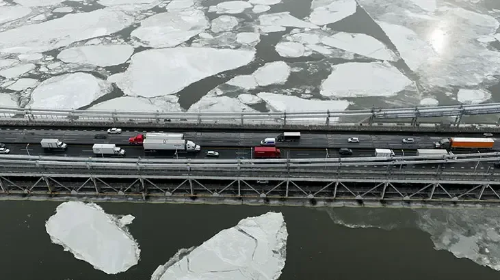Şaxtalar Hudson çayını qismən dondurdu