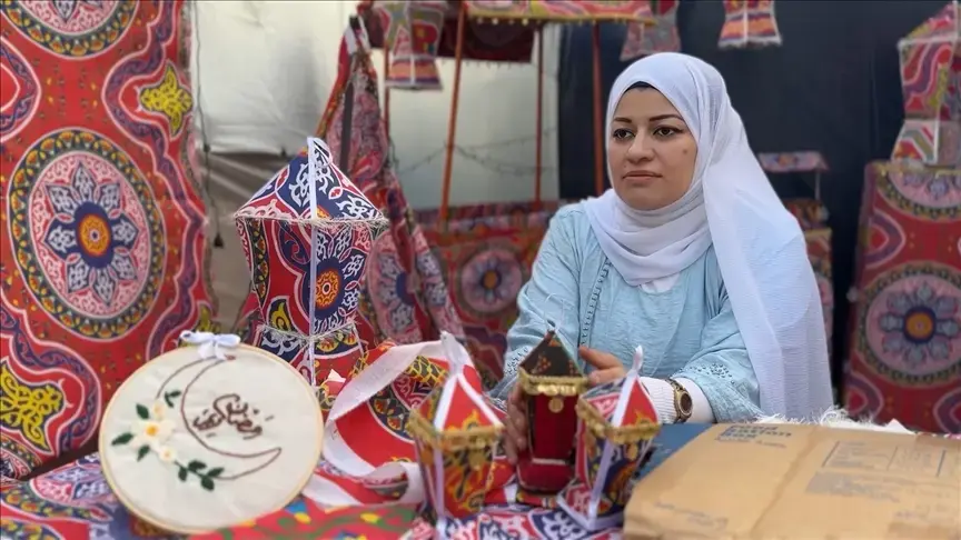 Qəzzada Ramazan ümidi: Yardım qutularından fənər düzəldib dağıntılar arasında alovlandırdı.