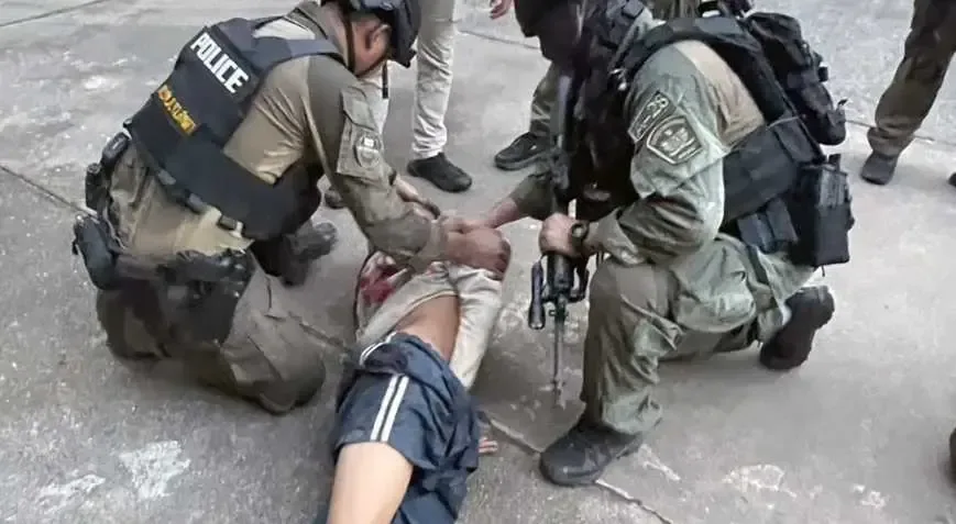 Tayland məktəbində 18 yaşlı silahlı şəxsin dəhşətli girov böhranı