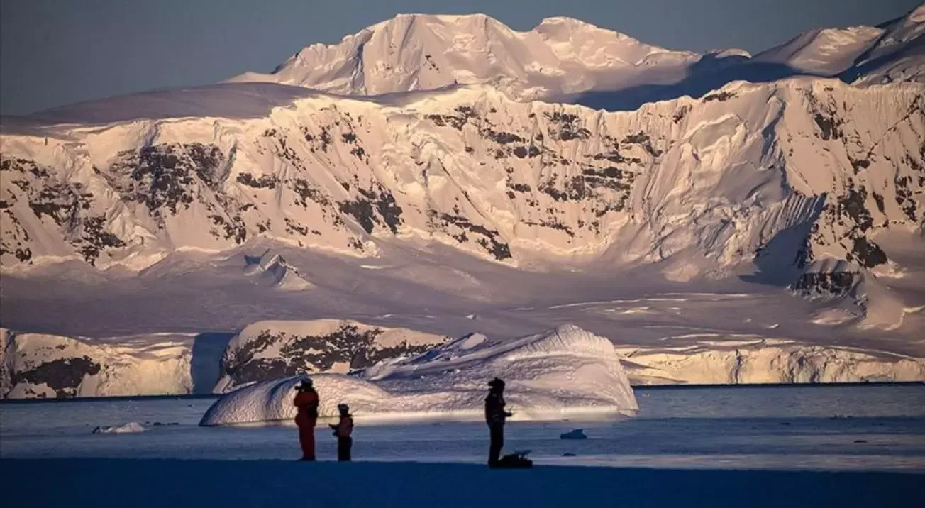 175 milyon illik, 7 km qalınlığında buzaltı nəhəng kəşf edildi