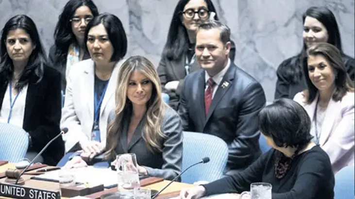 Son dəqiqə Melania Trampa təpki