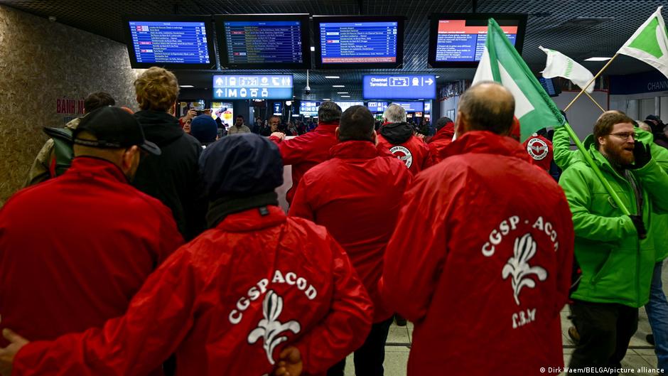 Belçikada həmkarlar ittifaqları tətildədir: Ölkə iflic olur