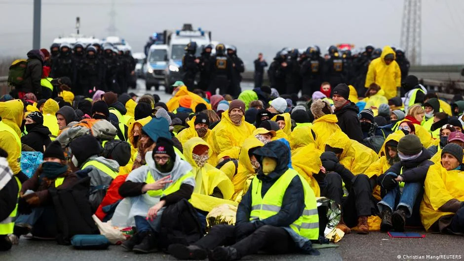 Yeni ifrat sağçı AfD gənclər qrupuna qarşı mitinqlər