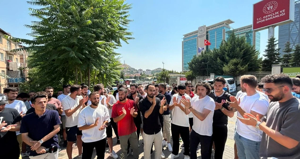 Nazirlik önündə futbolçular: 40 yaşlılar hələ də meydanda
