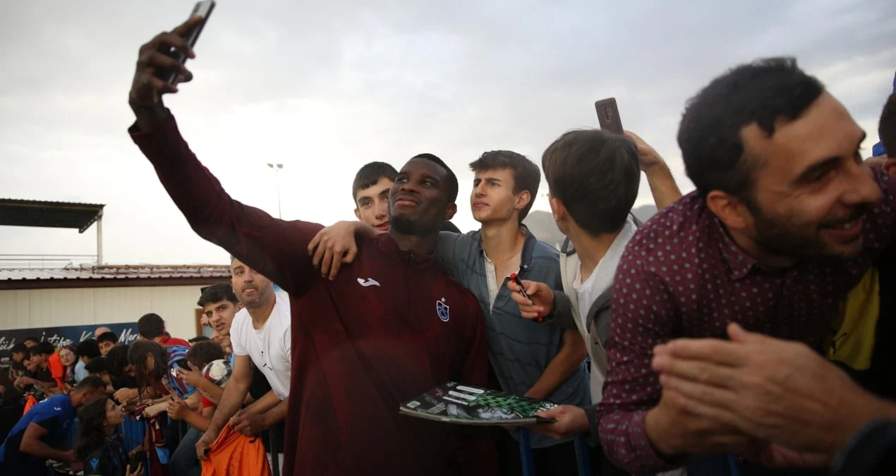 Trabzonspor futbolçuları Erzurumda azarkeşləri ilə görüşdü