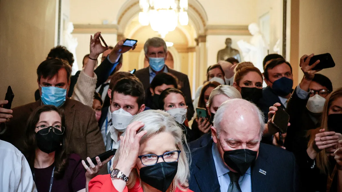 İraq mübahisəsində Demokratlara qarşı çıxan Çeyni Trampa qarşı onlarla birləşdi