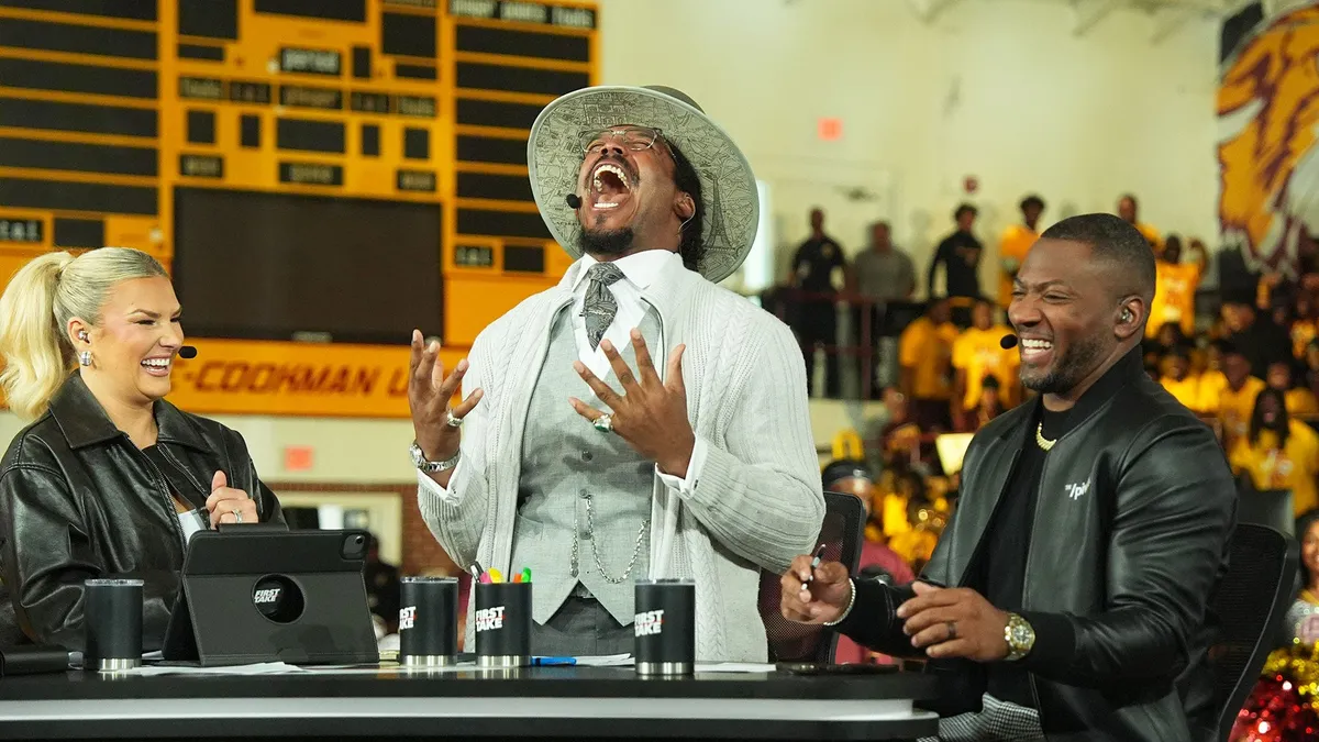 Kəm Nyuton Dreyk Meyin "Supermen" adını rədd etməsinə reaksiya verir: TV-də sərt tənqidlər