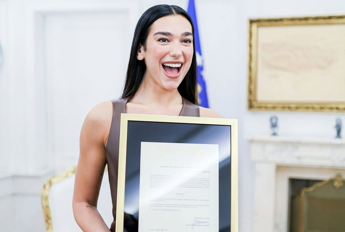 Dua Lipa vətəndaşlıq sevincində